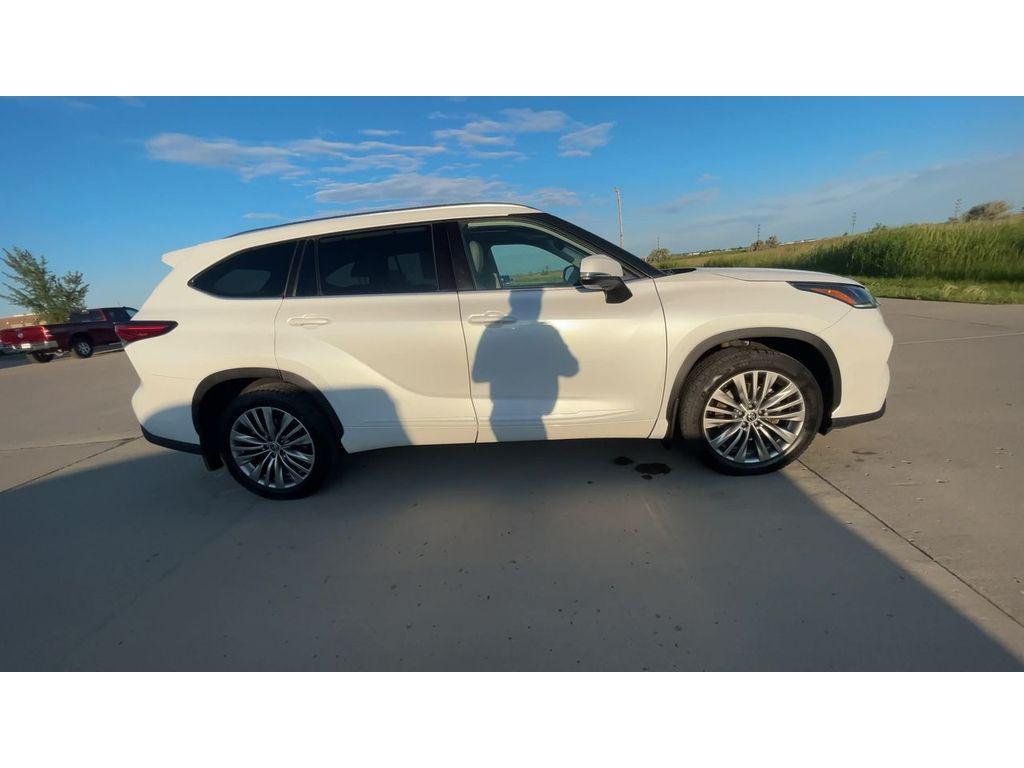used 2022 Toyota Highlander car, priced at $33,999