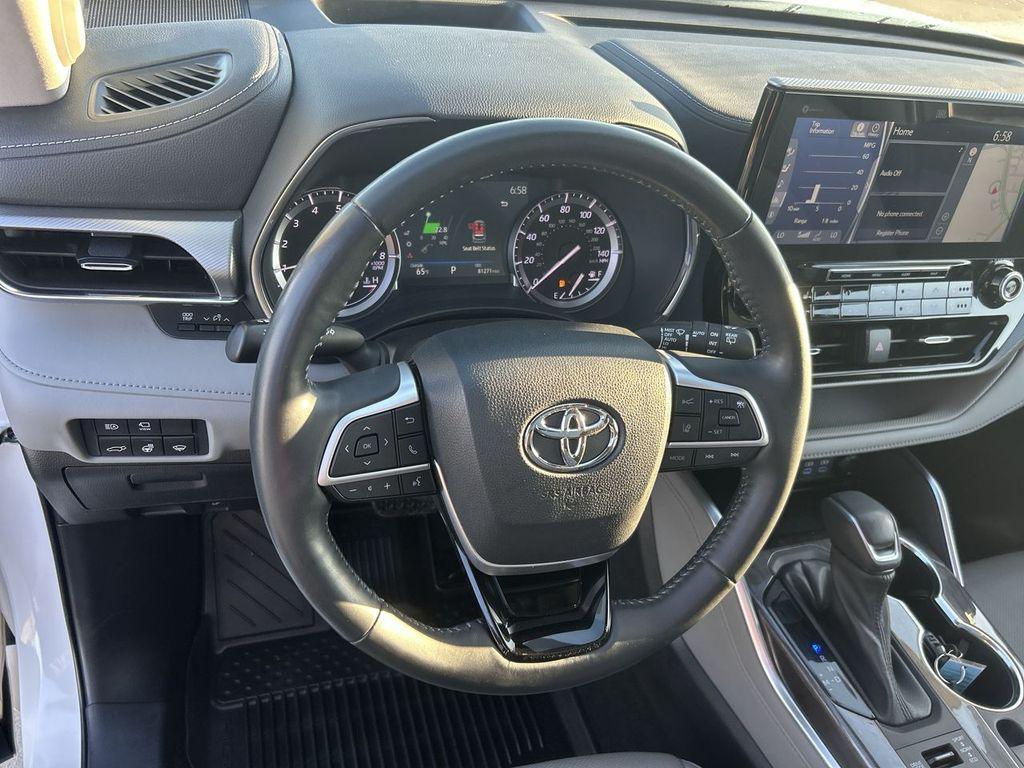 used 2022 Toyota Highlander car, priced at $33,999