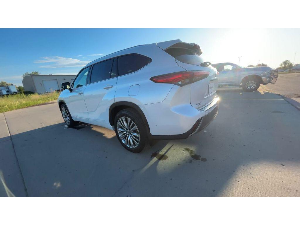 used 2022 Toyota Highlander car, priced at $33,999