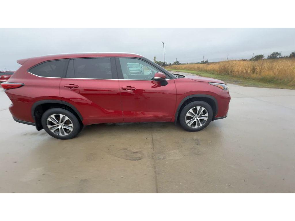 used 2022 Toyota Highlander car, priced at $32,997