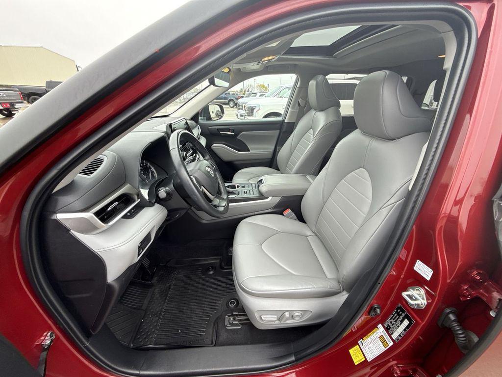 used 2022 Toyota Highlander car, priced at $32,997