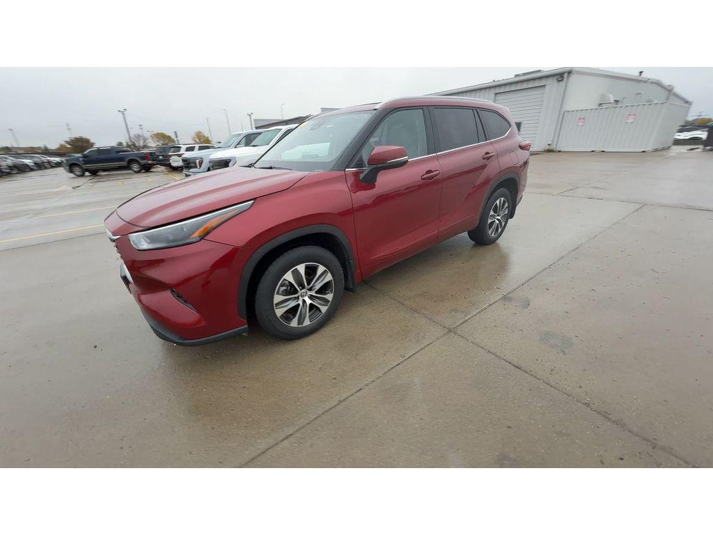 used 2022 Toyota Highlander car, priced at $32,997