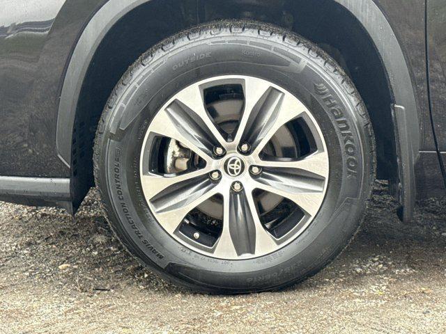 used 2021 Toyota Highlander Hybrid car, priced at $31,000