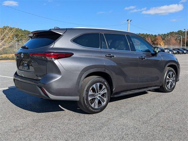 used 2022 Toyota Highlander car, priced at $35,600