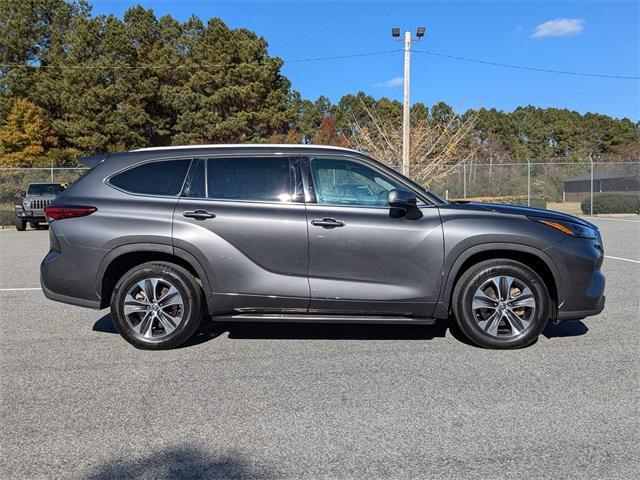 used 2022 Toyota Highlander car, priced at $35,600