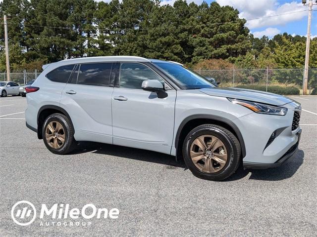 used 2022 Toyota Highlander Hybrid car, priced at $35,200