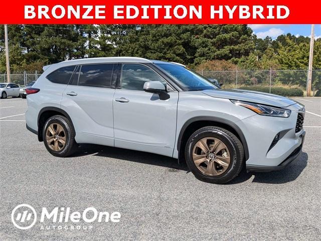 used 2022 Toyota Highlander Hybrid car, priced at $31,400