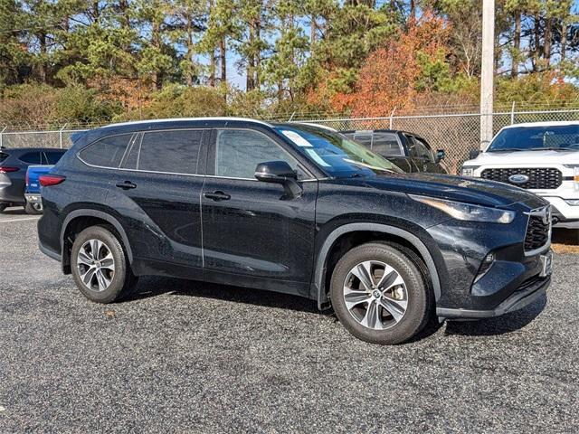 used 2022 Toyota Highlander car, priced at $34,900