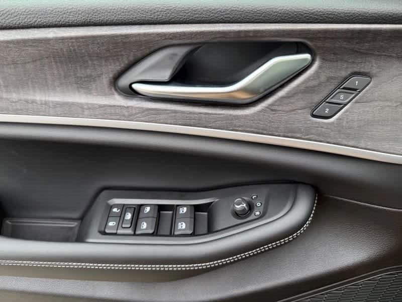 new 2025 Jeep Grand Cherokee car, priced at $43,356