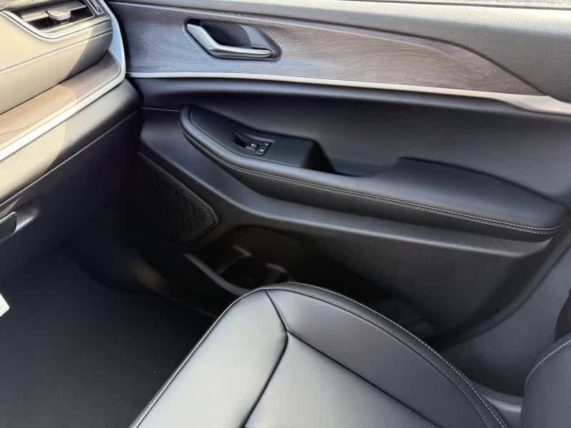 new 2025 Jeep Grand Cherokee car, priced at $46,756