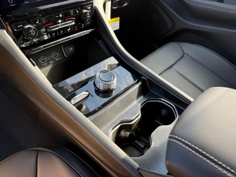 new 2025 Jeep Grand Cherokee car, priced at $49,001