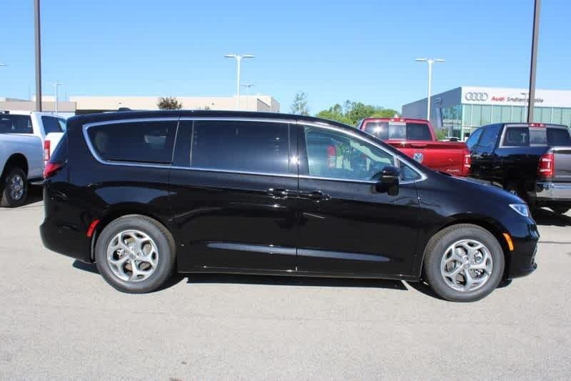 new 2024 Chrysler Pacifica car, priced at $52,998