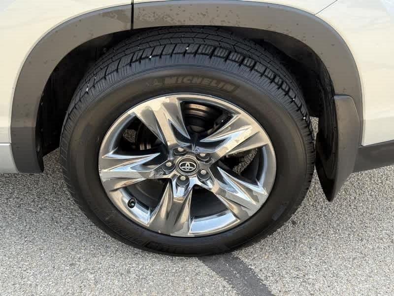 used 2018 Toyota Highlander car, priced at $26,985