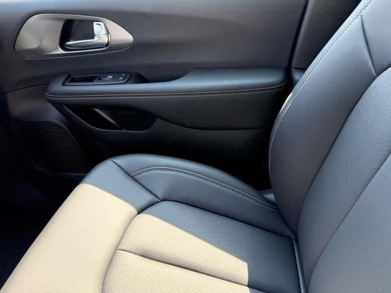 new 2025 Chrysler Pacifica car, priced at $43,312