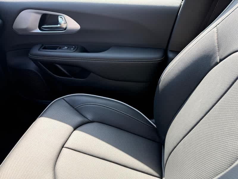 new 2025 Chrysler Pacifica car, priced at $47,368