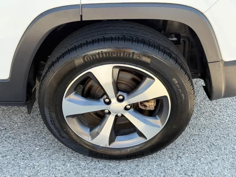 used 2021 Jeep Cherokee car, priced at $23,794