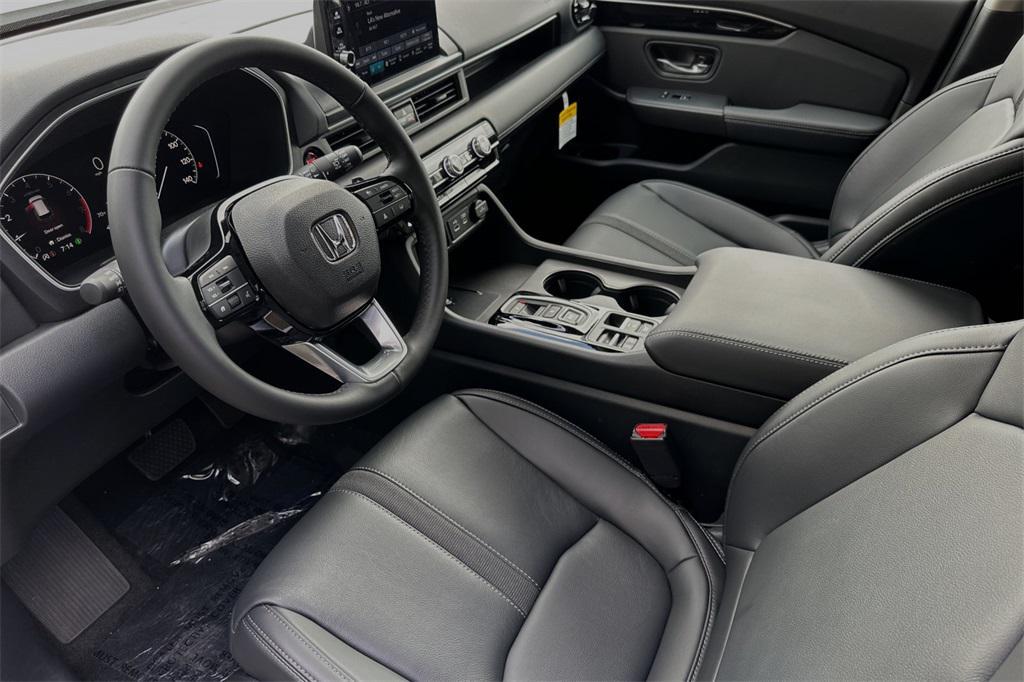 new 2025 Honda Pilot car, priced at $45,680