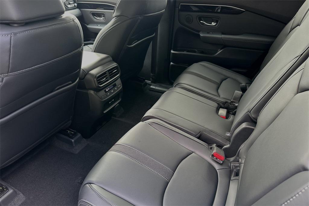 new 2025 Honda Pilot car, priced at $45,680