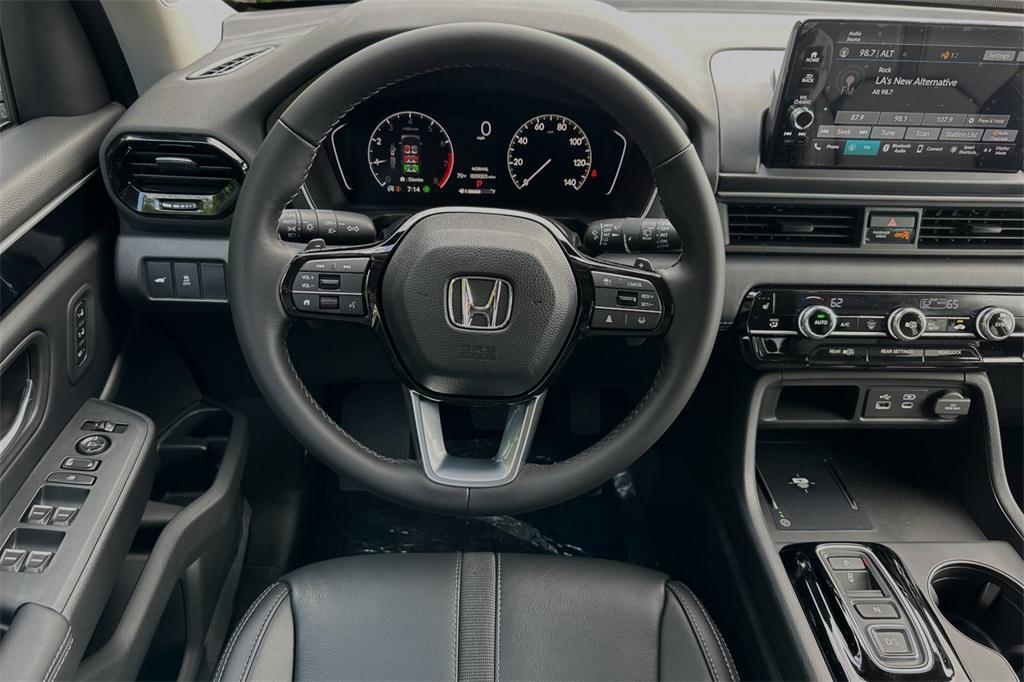 new 2025 Honda Pilot car, priced at $45,680