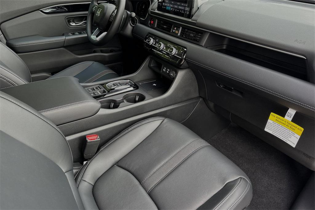 new 2025 Honda Pilot car, priced at $45,680