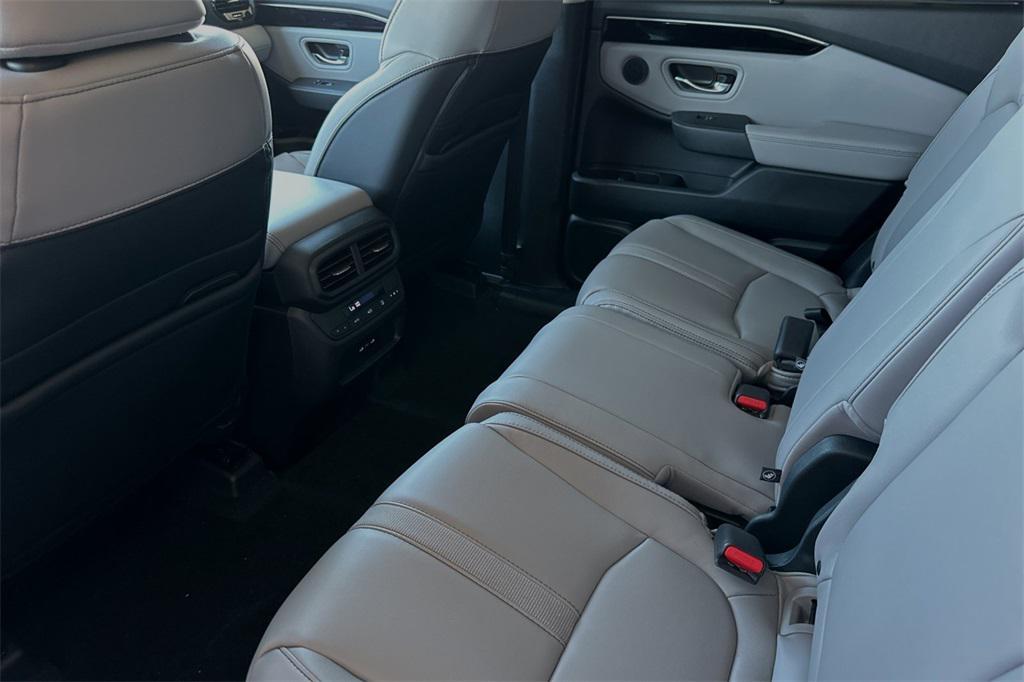 new 2025 Honda Pilot car, priced at $48,950