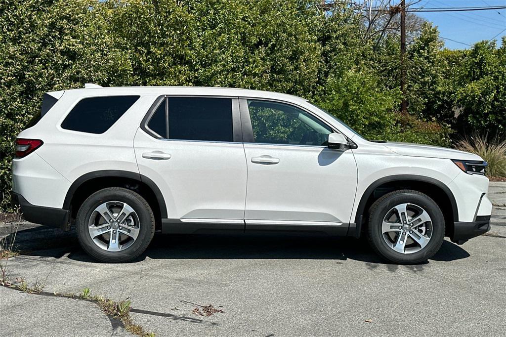 new 2025 Honda Pilot car, priced at $45,405