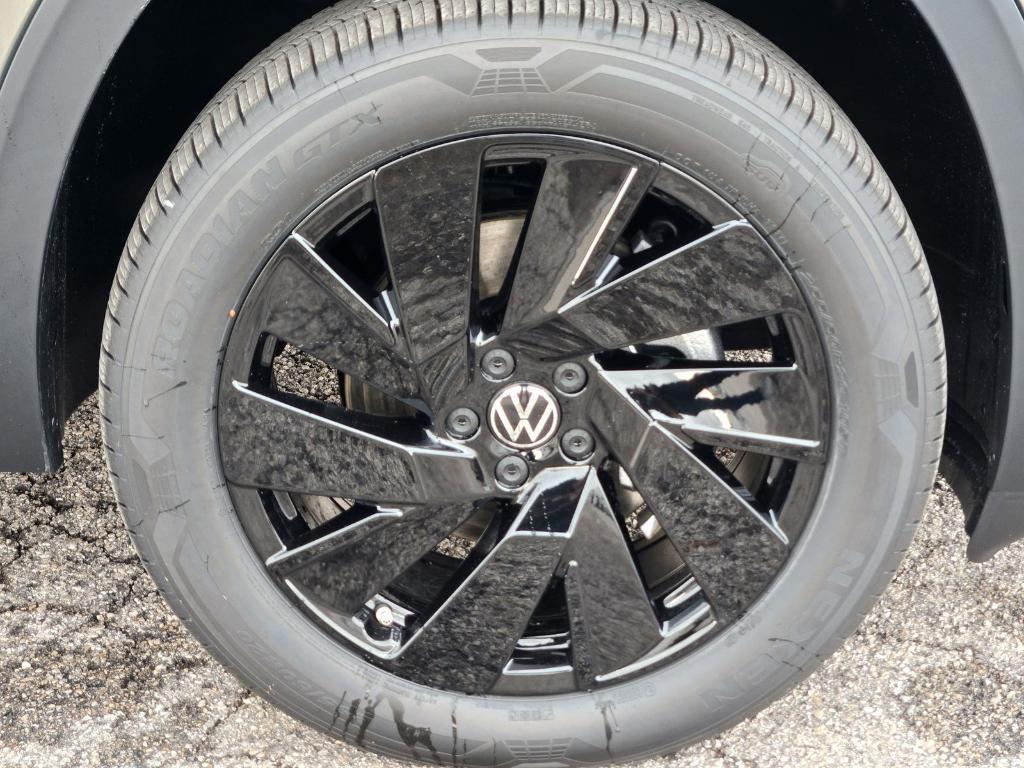 new 2025 Volkswagen Atlas car, priced at $40,556