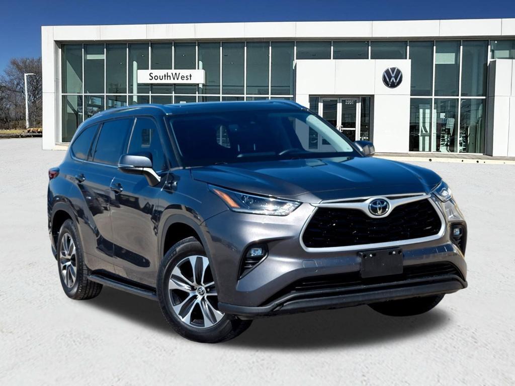 used 2021 Toyota Highlander car, priced at $22,594