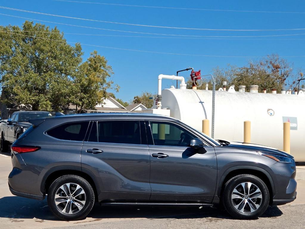 used 2021 Toyota Highlander car, priced at $22,594