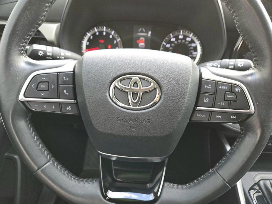 used 2021 Toyota Highlander car, priced at $30,304