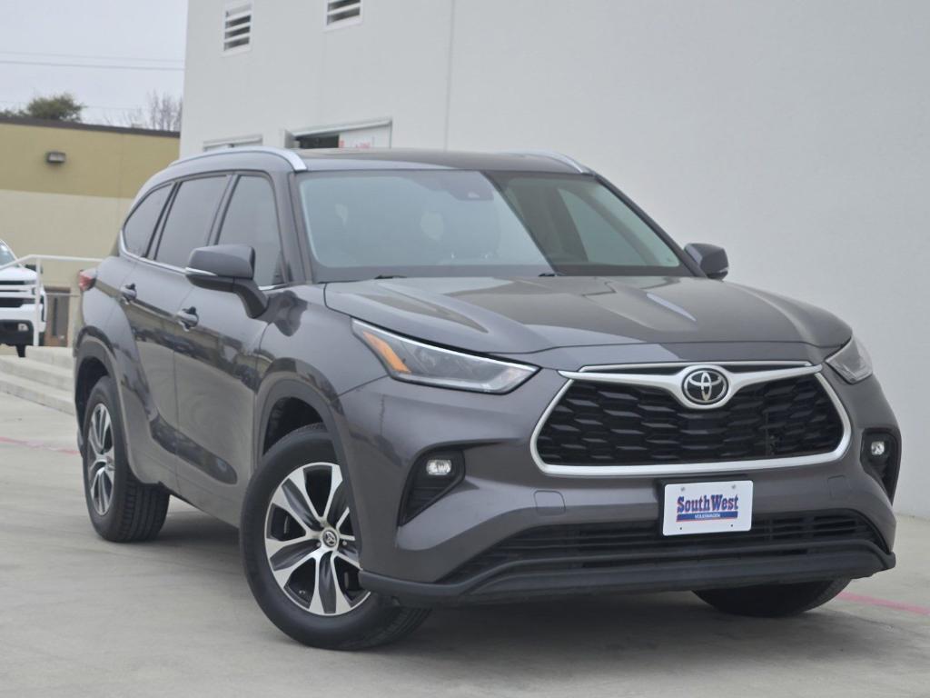 used 2021 Toyota Highlander car, priced at $31,474