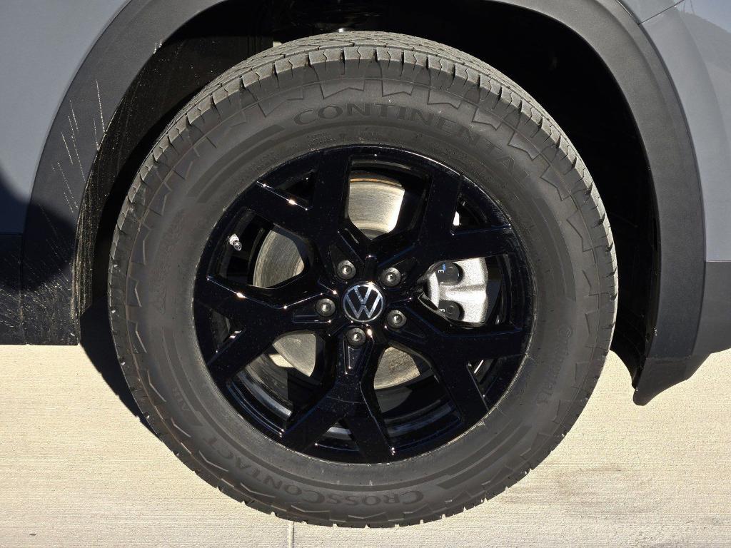 new 2025 Volkswagen Atlas car, priced at $45,810