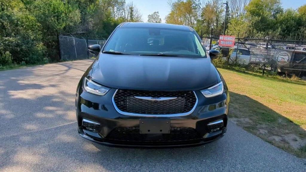 used 2024 Chrysler Pacifica Hybrid car, priced at $29,347