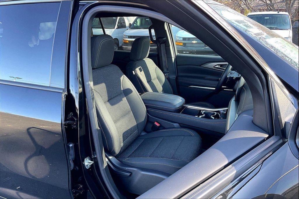 used 2025 Chevrolet Traverse car, priced at $34,200