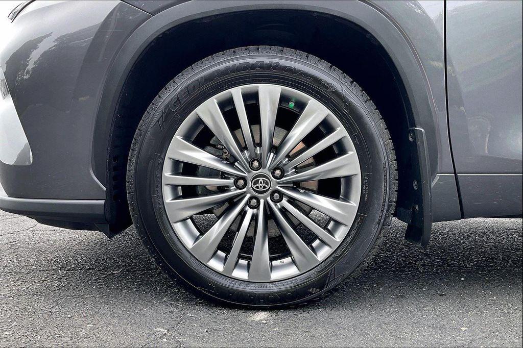 used 2021 Toyota Highlander car, priced at $36,000