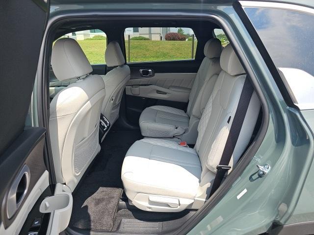 new 2025 Kia Sorento Hybrid car, priced at $46,085