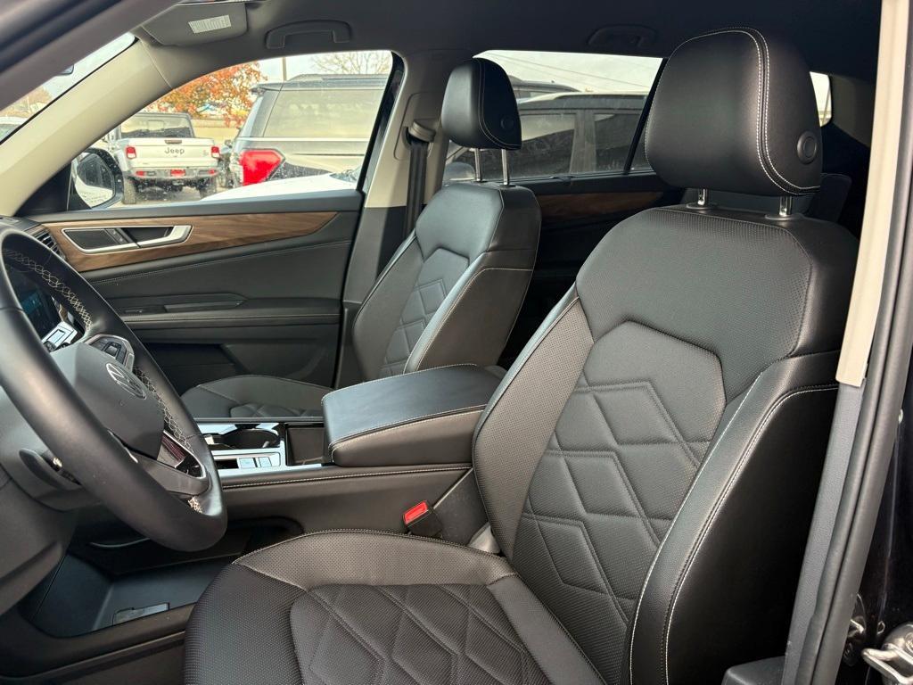 used 2025 Volkswagen Atlas car, priced at $34,487