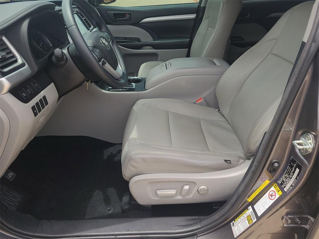 used 2018 Toyota Highlander car, priced at $25,933