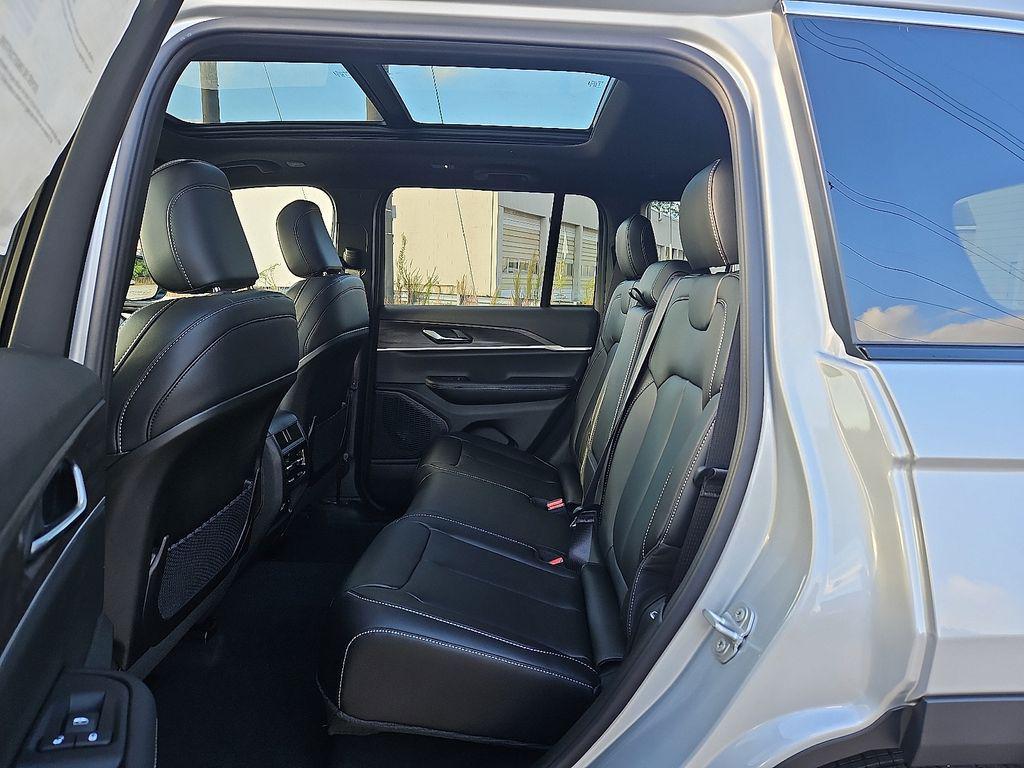 new 2025 Jeep Grand Cherokee car, priced at $40,199