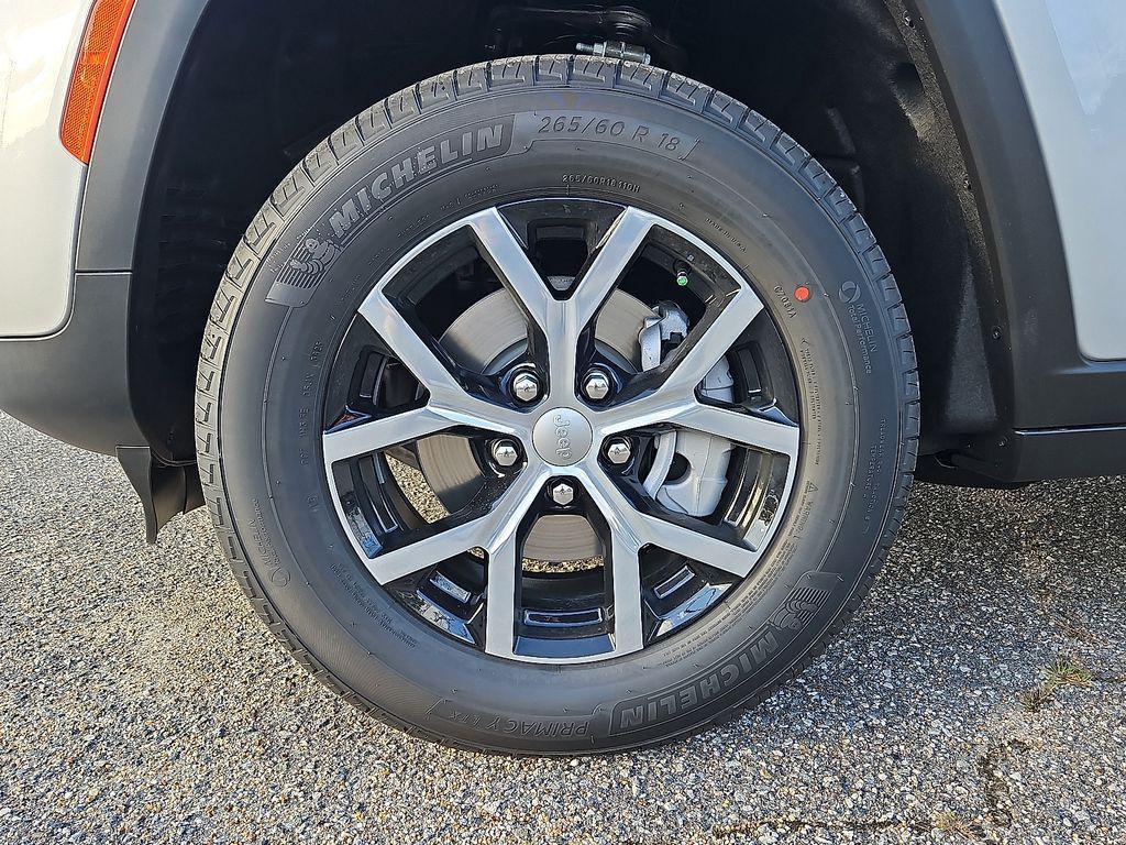 new 2025 Jeep Grand Cherokee car, priced at $40,199