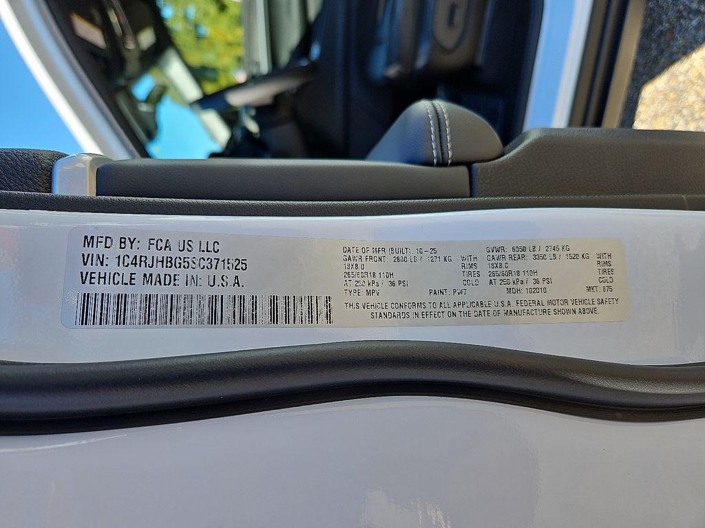 new 2025 Jeep Grand Cherokee car, priced at $40,630