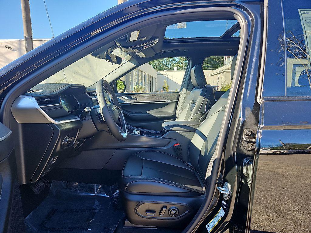 new 2025 Jeep Grand Cherokee car, priced at $40,199