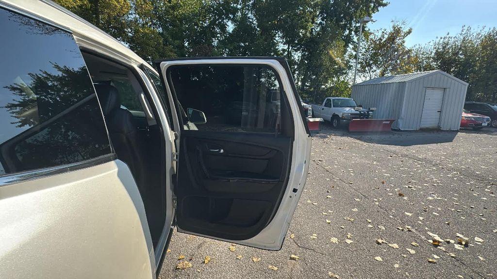 used 2015 Chevrolet Traverse car, priced at $9,999