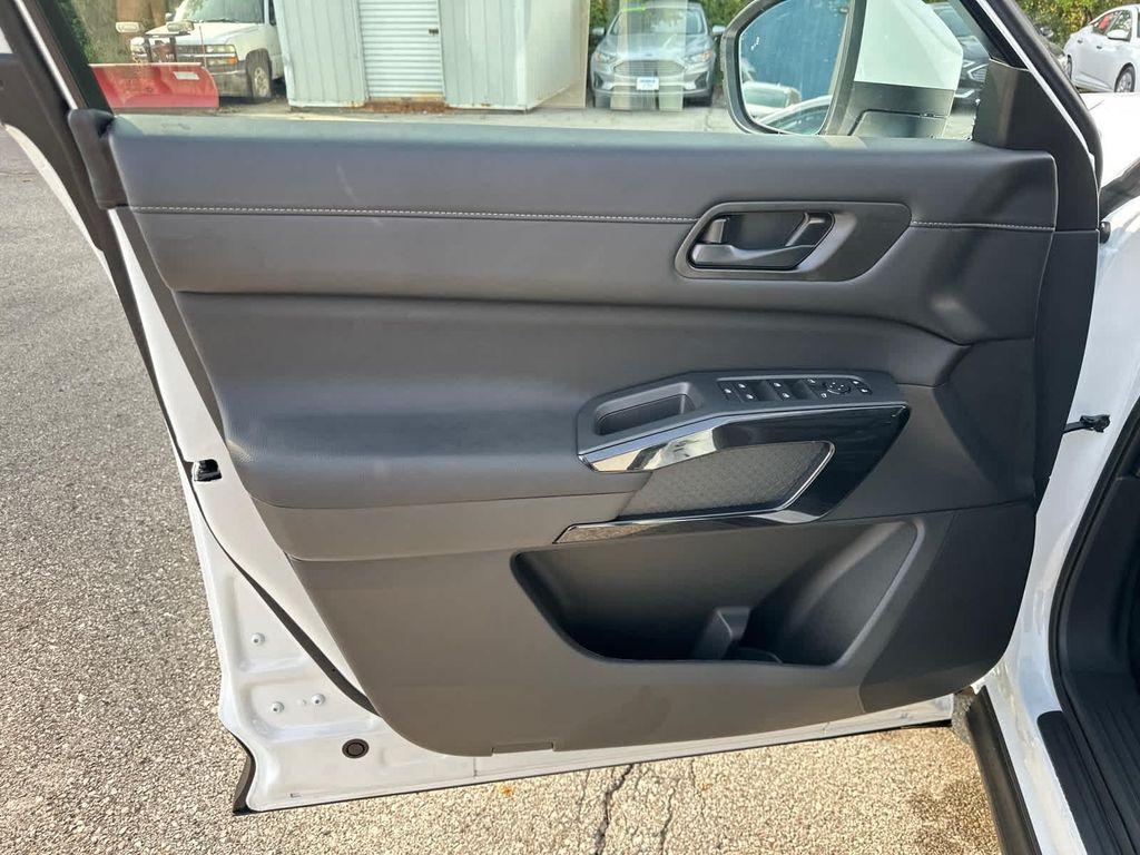 new 2025 Nissan Pathfinder car, priced at $40,978
