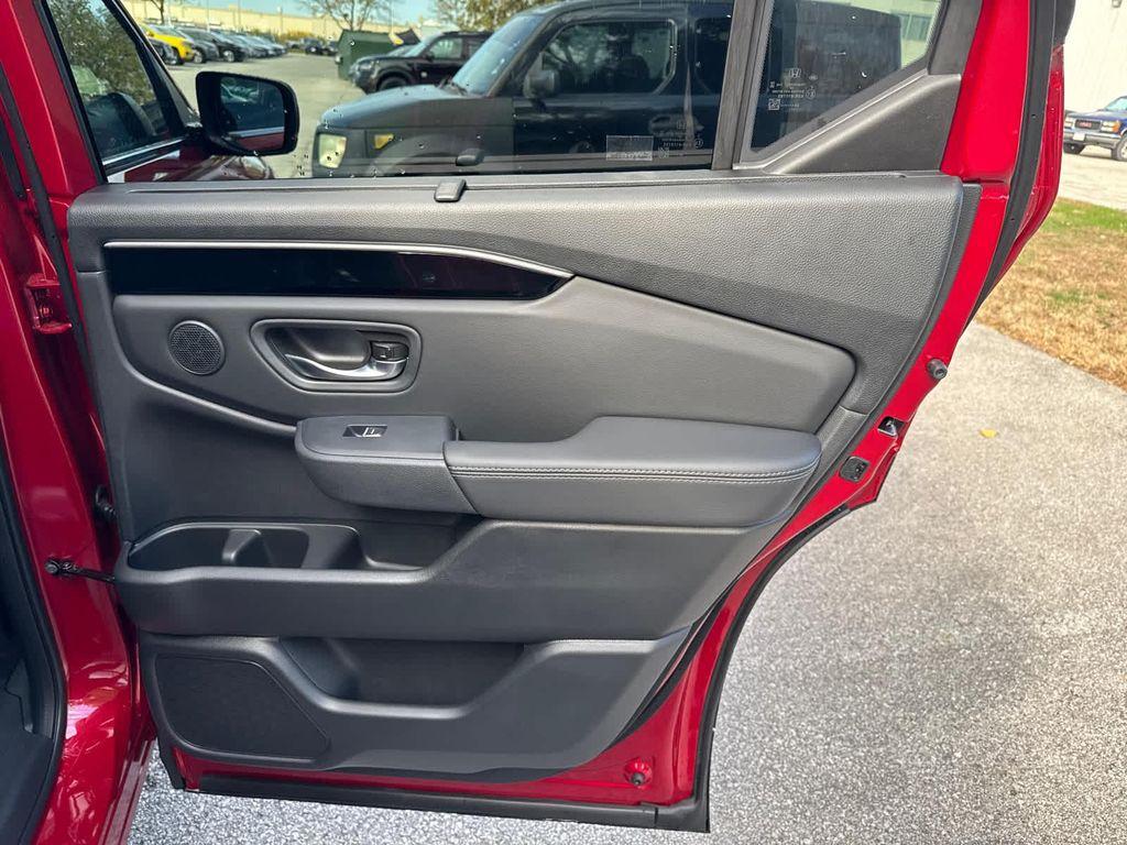 new 2025 Honda Pilot car, priced at $47,550