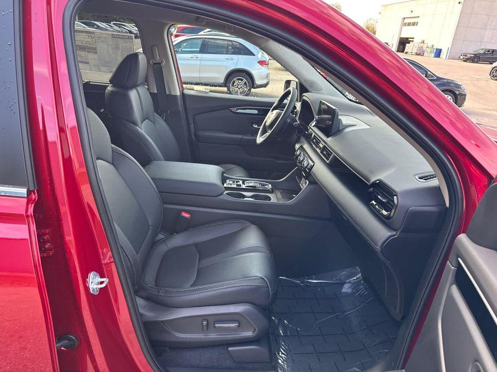 new 2025 Honda Pilot car, priced at $47,550