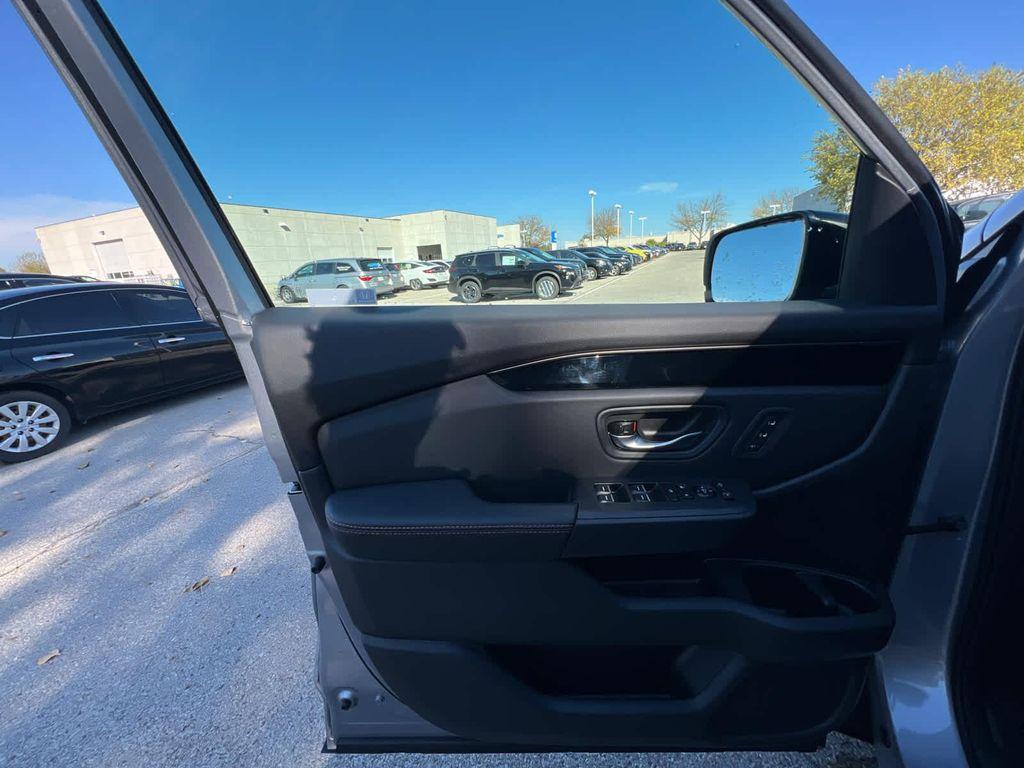 new 2025 Honda Pilot car, priced at $50,895