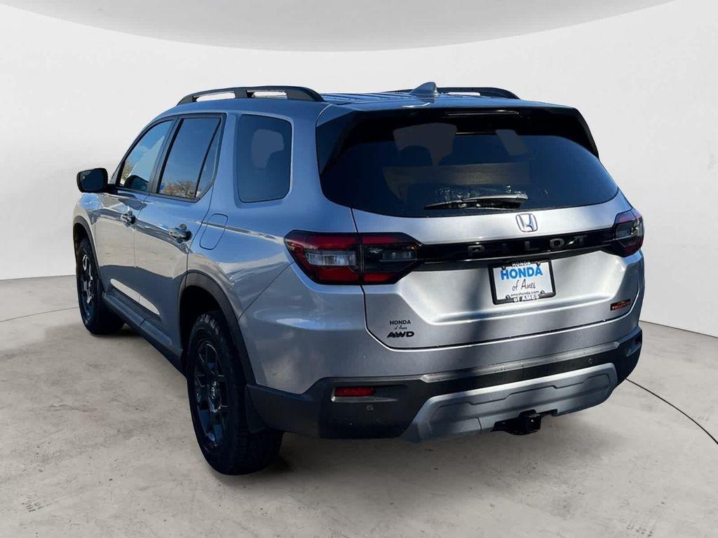 new 2025 Honda Pilot car, priced at $50,895