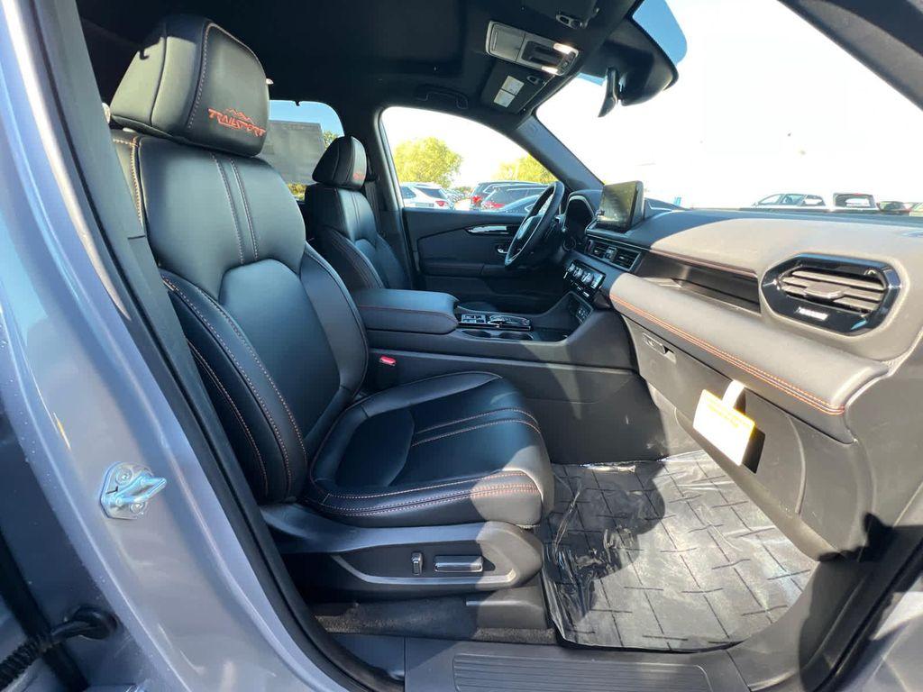 new 2025 Honda Pilot car, priced at $50,895