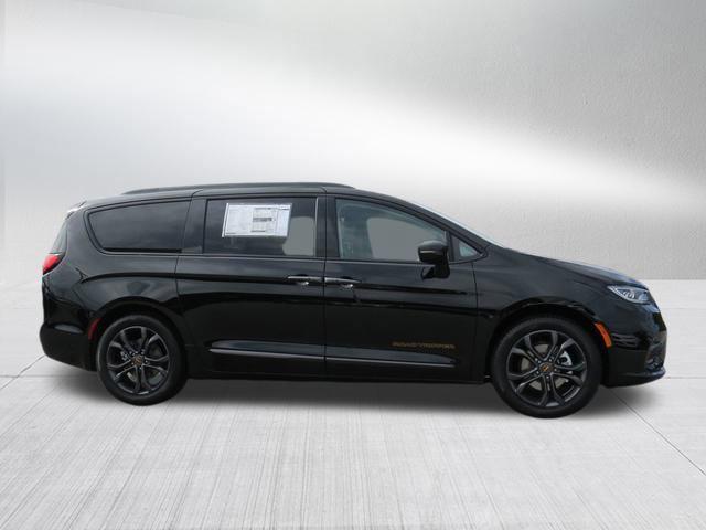 new 2024 Chrysler Pacifica car, priced at $39,799